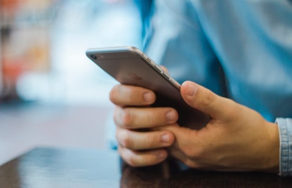 Eleitor que se recusar a entregar celular será impedido de votar, diz TSE