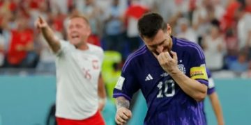Messi perde pênalti, mas Argentina vence a Polônia e vai às oitavas da Copa