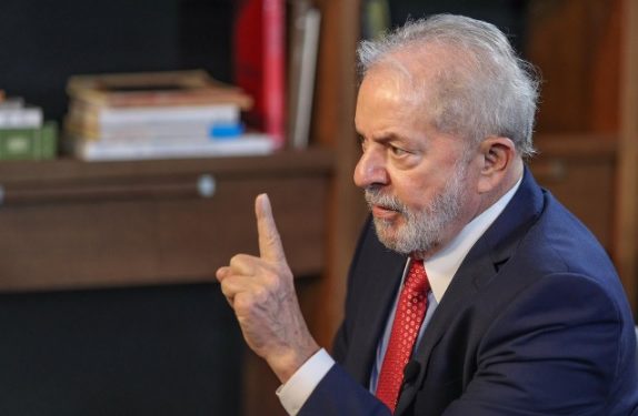 Lula volta a Brasília para concluir montagem da equipe ministerial