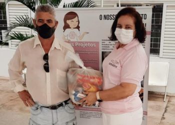 Pacientes oncológicos recebem doação de cestas natalinas