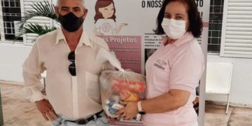 Pacientes oncológicos recebem doação de cestas natalinas