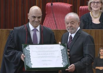 Lula é diplomado pelo TSE, chora e diz que o povo reconquistou a democracia