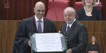 Lula é diplomado pelo TSE, chora e diz que o povo reconquistou a democracia