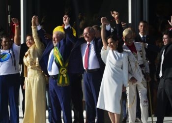 Lula tome posse e pede frente ampla contra a desigualdade no país