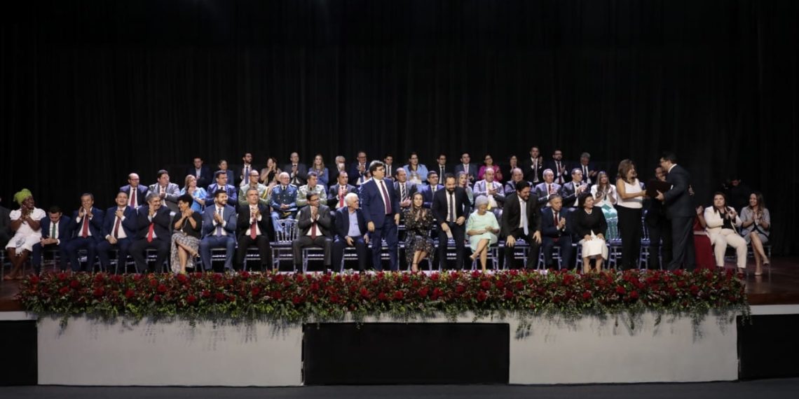 “Nosso lema é trabalho, trabalho e trabalho”, diz governador durante posse de secretários