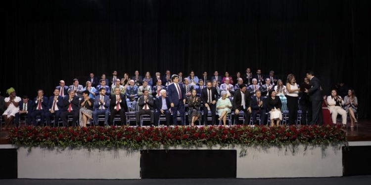 “Nosso lema é trabalho, trabalho e trabalho”, diz governador durante posse de secretários