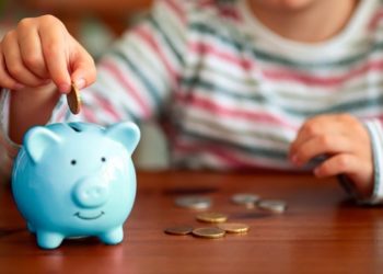 “Dar mesada aos filhos ajuda na educação financeira”, diz especialista