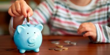 “Dar mesada aos filhos ajuda na educação financeira”, diz especialista