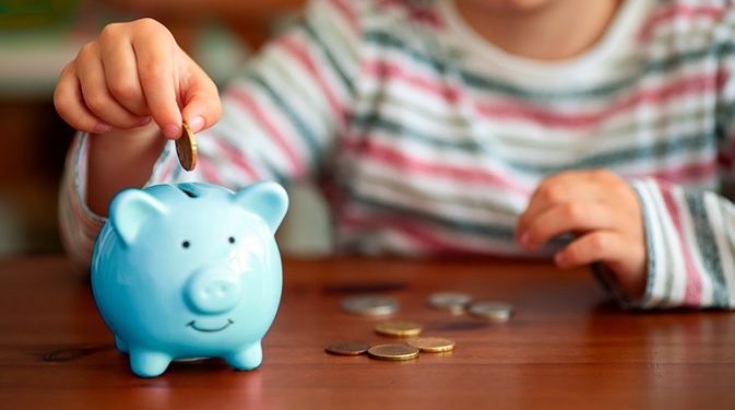 “Dar mesada aos filhos ajuda na educação financeira”, diz especialista