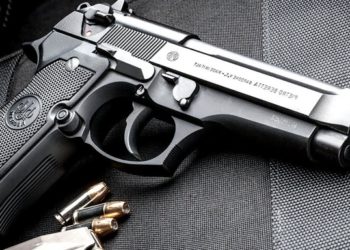 Homem abre fogo, mata jornalista, mulher e criança, na Flórida