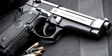 Homem abre fogo, mata jornalista, mulher e criança, na Flórida