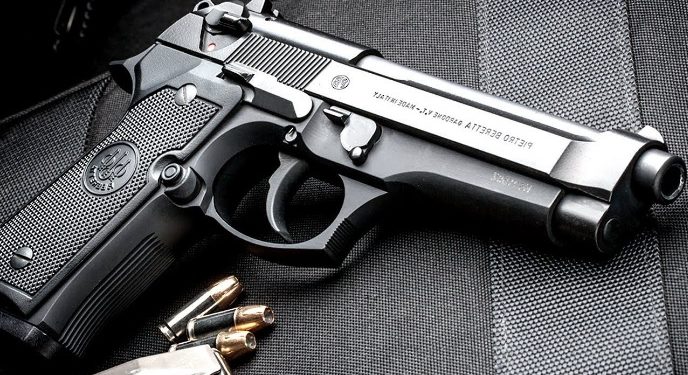 Homem abre fogo, mata jornalista, mulher e criança, na Flórida