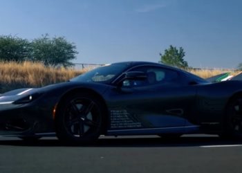 Supercarro bate recorde e chega aos 300 km/h em 10 segundos