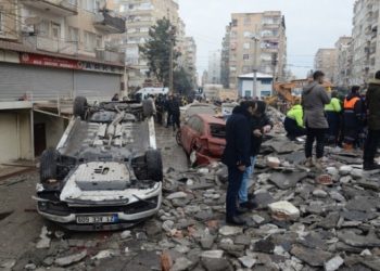 Terremoto de magnitude 7,8 na Turquia mata mais de 2,4 mil pessoas