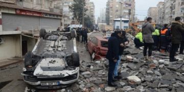 Terremoto de magnitude 7,8 na Turquia mata mais de 2,4 mil pessoas