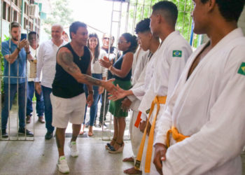 Popó, campeão mundial de Boxe, visita escola de Teresina