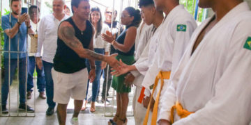 Popó, campeão mundial de Boxe, visita escola de Teresina