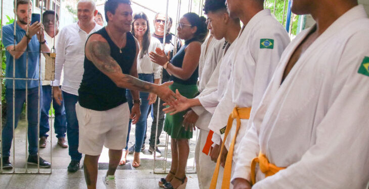 Popó, campeão mundial de Boxe, visita escola de Teresina