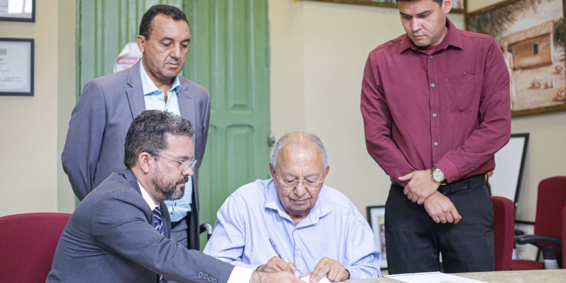 Prefeito concede progressão a mais de 1.766 professores da rede municipal