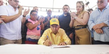 Prefeito assina ordem de serviço para recapeamento da avenida Camilo Filho