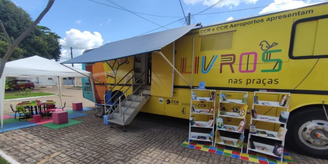 Ônibus-biblioteca leva literatura para praças de Teresina