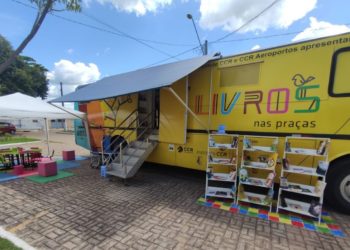 Ônibus-biblioteca leva literatura para praças de Teresina