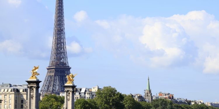Dia dos namorados diferente: conhecendo a cultura do amor na França
