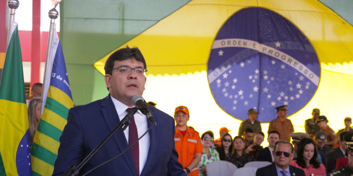 Governador promove 40 bombeiros e anuncia equipamentos para a corporação