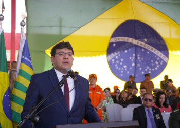 Governador promove 40 bombeiros e anuncia equipamentos para a corporação