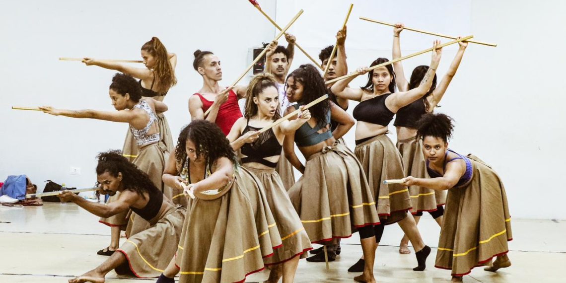 Grupo Redemoinho de Dança celebra a alma feminina em palco na Caatinga