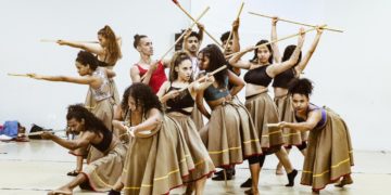 Grupo Redemoinho de Dança celebra a alma feminina em palco na Caatinga