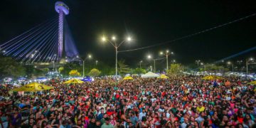 Teresinenses lotam show de comemoração do aniversário da cidade