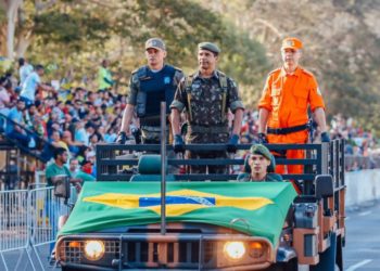 Governador destaca a reconstrução do Brasil durante desfile do 7 de Setembro