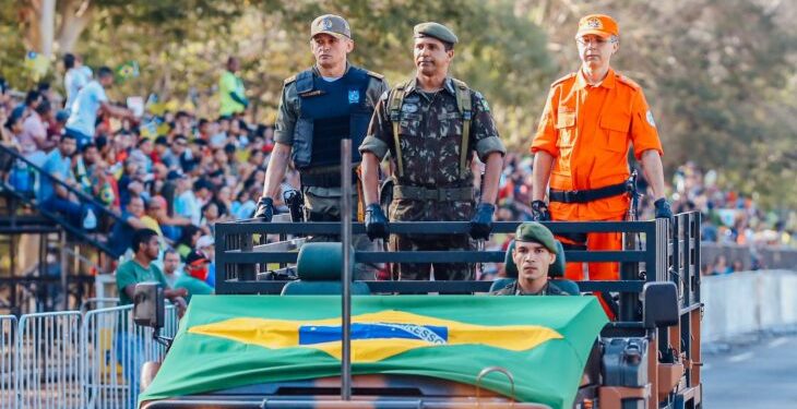 Governador destaca a reconstrução do Brasil durante desfile do 7 de Setembro