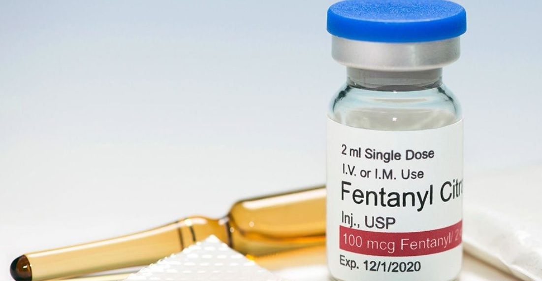 Fentanil: como nova onda de overdoses assola EUA e mata quase 300 por dia