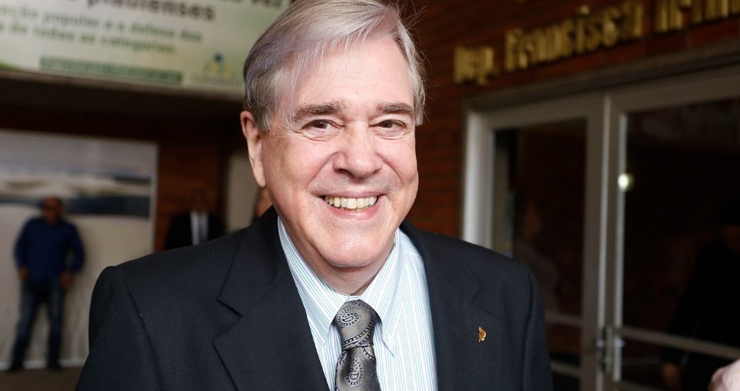 Hugo Napoleão é homenageado com “Medalha Levi Carneiro”