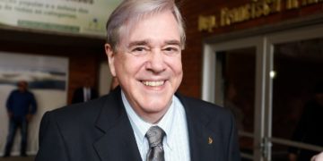 Hugo Napoleão é homenageado com “Medalha Levi Carneiro”