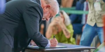 Lula sanciona lei que concede reajuste salarial de 9% a servidores do Executivo federal