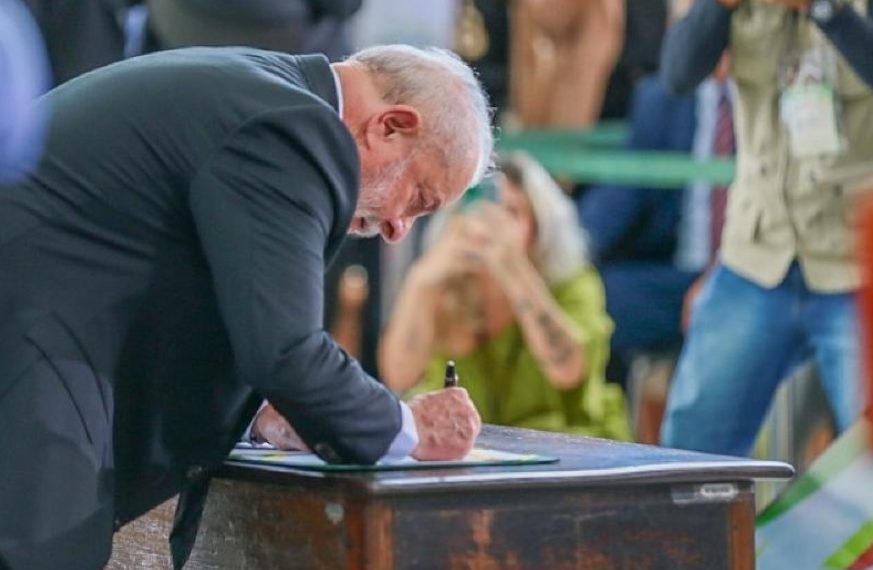 Lula sanciona lei que concede reajuste salarial de 9% a servidores do Executivo federal