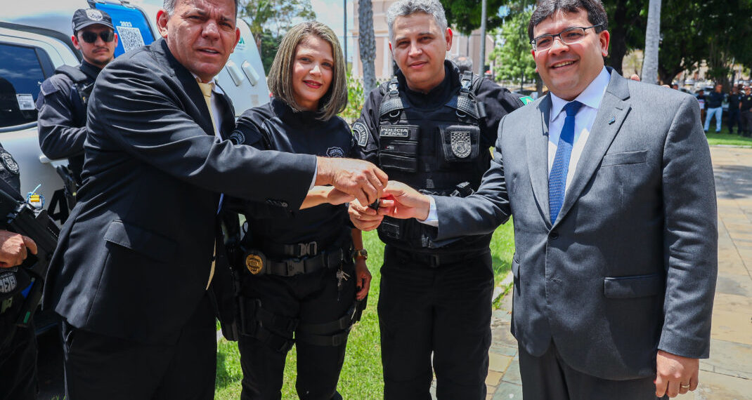 Governador promove 508 policiais penais e faz entrega de viaturas