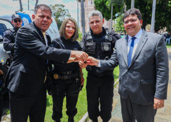 Governador promove 508 policiais penais e faz entrega de viaturas