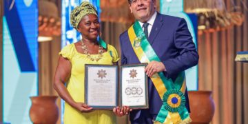 Rafael Fonteles homenageia 18 personalidades com Ordem do Mérito Renascença