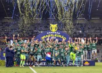 Campeão, Palmeiras é recebido com festa no CT