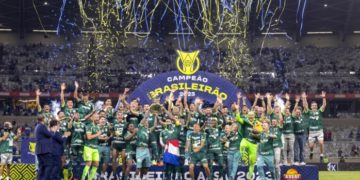 Campeão, Palmeiras é recebido com festa no CT