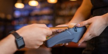 Cartões de Crédito podem transformar a experiência de compras durante a folia