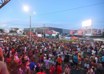 Mais de 250 mil foliões devem participar do Corso neste sábado (03)