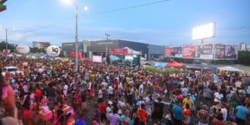 Mais de 250 mil foliões devem participar do Corso neste sábado (03)