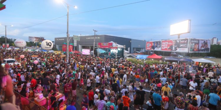 Mais de 250 mil foliões devem participar do Corso neste sábado (03)