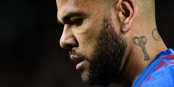 Daniel Alves pode deixar prisão hoje se pagar fiança de 1 milhão de euros
