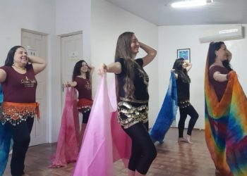 Mulheres encontram na Dança do Ventre resgate de autoestima